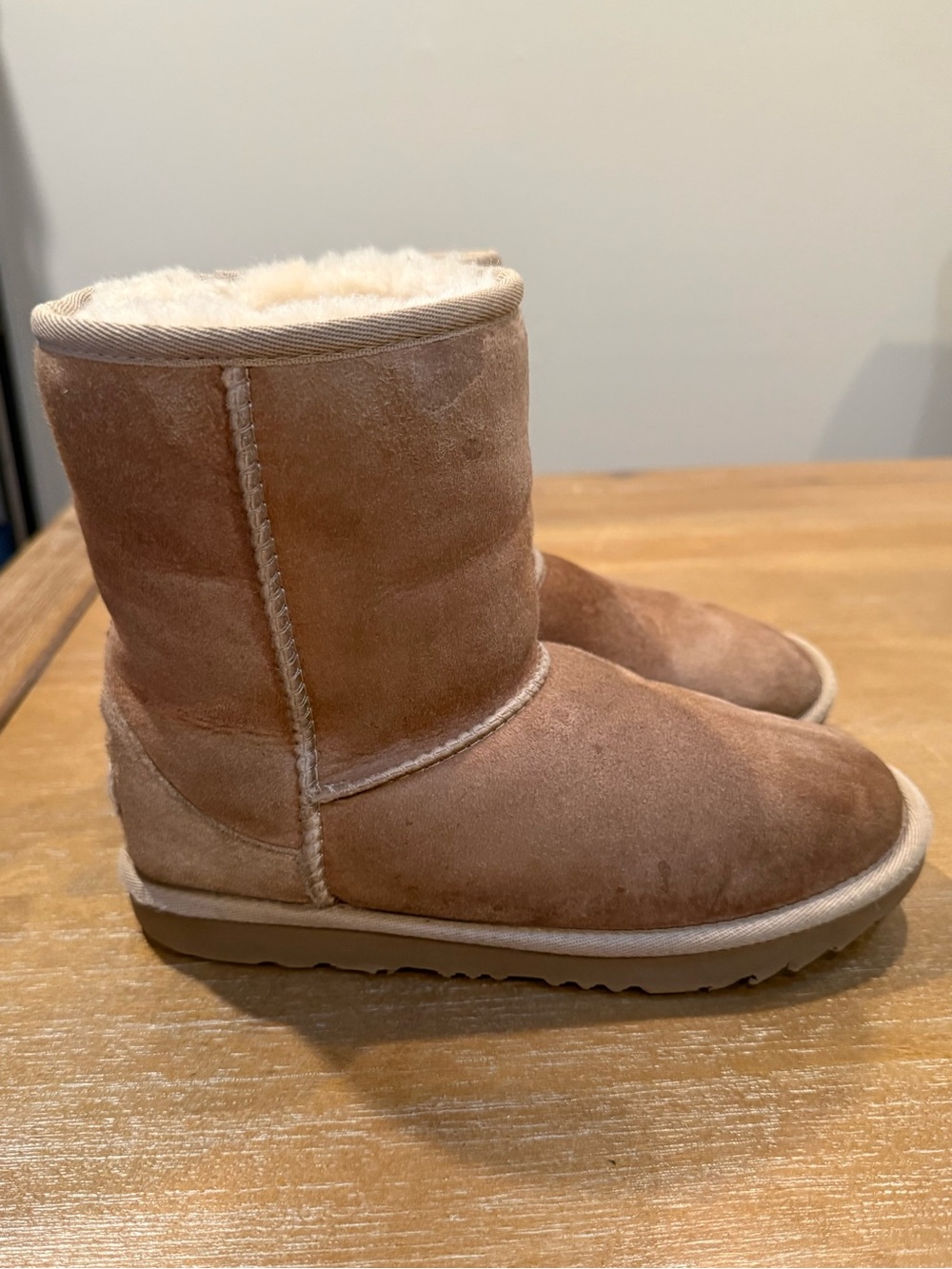 UGG Youth Classic Short Sheepskin Boot Beige Sz US 3 EU 35